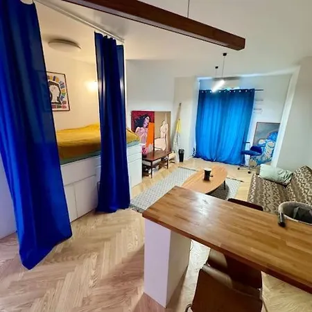 Old Town Praga-smart Home, Garage