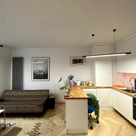 Old Town Praga-smart Home, Garage