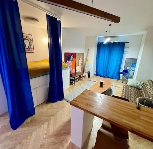 Old Town Praga-smart Home, Garage