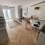 Old Town Praga-smart Home, Garage
